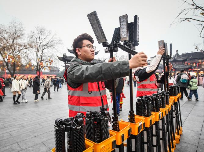 电力公司工作人员正在检查应急照明设备